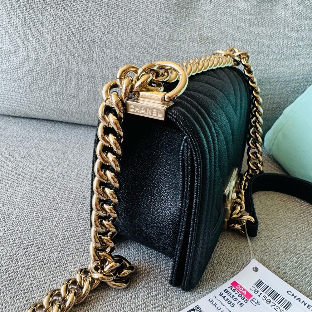 NEW!!  Authentic!! Small Chanel Black Quilted Shoulder Bag - Picture 4 of 13